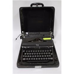 1946 ROYAL QUIET DELUXE TYPEWRITER IN ORIGINAL