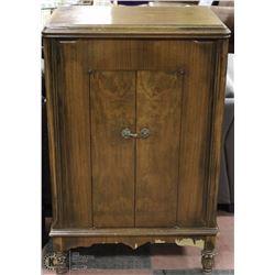 ANTIQUE VICTOR GRAMOPHONE W/ OVER 20 RECORDS