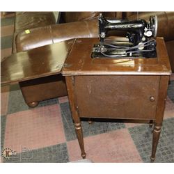 SINGER SEWING MACHINE WITH CASE AND STAND