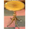 Image 1 : VINTAGE CARVED WOOD END TABLE