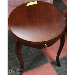 ROUND WOOD END TABLE