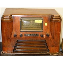 CANADIAN WESTINGHOUSE 1930'S RADIO - POWERS UP
