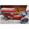 Image 1 : VINTAGE INTERNATIONAL METAL PEDAL TRACTOR