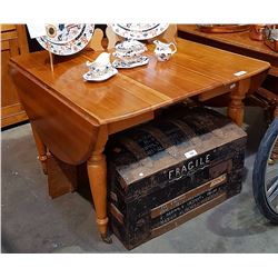 CHERRY DINING ROOM TABLE ON BEAUTIFUL TURNED LEGS W/4 LEAVES RESTORED