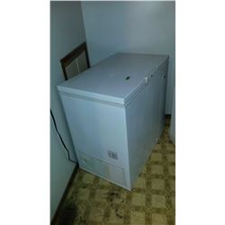 Beaumark Apartment-Sized Deep Freeze (No Contents)