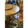 Image 3 : ROUND OAK DINING TABLE W/ 2 CHARIS + LAZY SUSAN