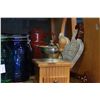 Image 3 : SHELF LOT OF COUNTRY STYLE DECORATIVE PIECES