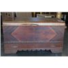 Image 1 : HONDERICH CEDAR BLANKET BOX HOPE CHEST