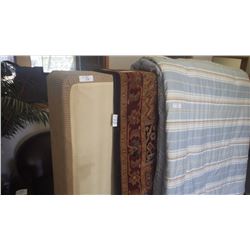 Area rug, approximately 5 x 8