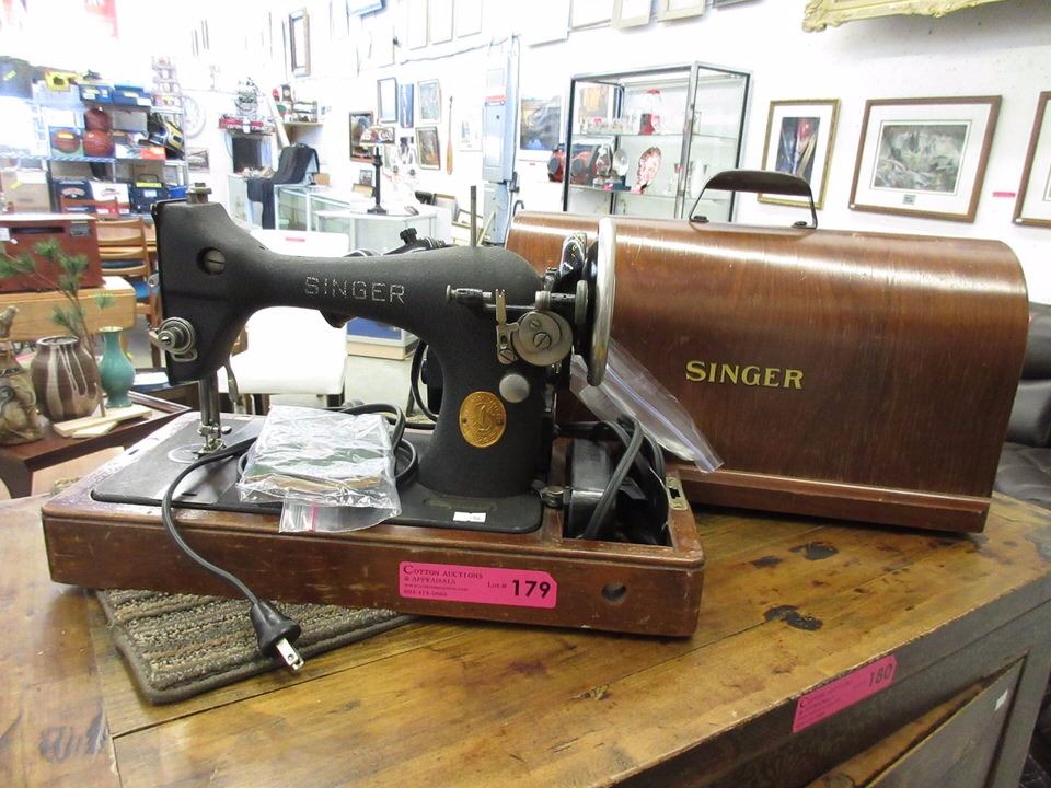 1940s Portable Singer Sewing Machine with Case