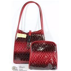 RED SNAKE SKIN STYLE HAND BAG WITH ACCESS. BAG