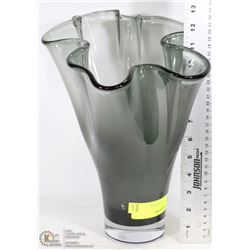 ART GLASS VASE