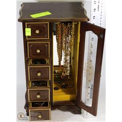 1 MEDIUM JEWELRY BOX W CONTENTS