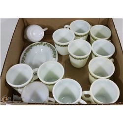 BOX W/ VINTAGE FIRE KING AND PYREX GLASSES, ETC