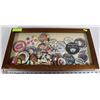 Image 1 : DISPLAY CASE W > 40 VINTAGE COLLECTIBLE BUTTONS