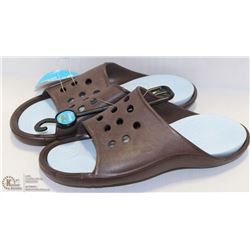 PAIR OF SIZE 7/8 GECKO SUMMER SANDALS