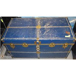 VINTAGE STEAMER TRUNK
