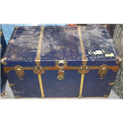 VINTAGE STEAMER TRUNK