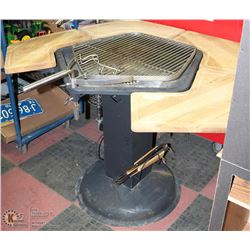 CHARCOAL BARBECUE WITH SMOKER AND