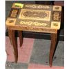 Image 1 : WOOD INLAY MUSIC BOX TABLE WITH KEY