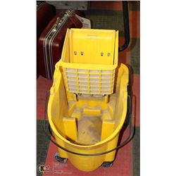 RUBBERMAID MOP BUCKET WITH WRINGER
