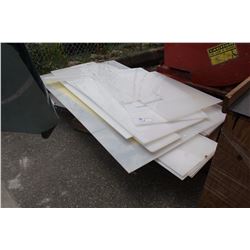 PALLET OF PLEXIGLASS AND WHITE PLASTIC PANELS