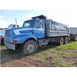 2001 INTERNATIONAL 2674 TANDEM AXLE GRAVEL TRUCK