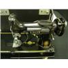 Image 2 : Singer FEATHERWEIGHT 221 Sewing Machine