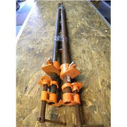 2 WOOD CLAMPS & LEVEL