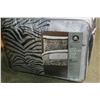 Image 2 : HOMETRENDS 8-PIECE KINGSIZE ZEBRA BEDDING IN A BAG