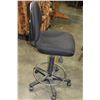 Image 2 : BLACK AND CHROME OFFICE CHAIR