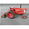 Image 4 : GROUP OF 2 INTERNATIONAL TRACTORS  CASE PLAQUE