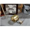 Image 3 : LOT OF VARIOUS COLLECTIBLES CANS - JAR - BOX OF COLLECTOR PLATE - PICTURE -   FRAMED PICTURE - GREEN