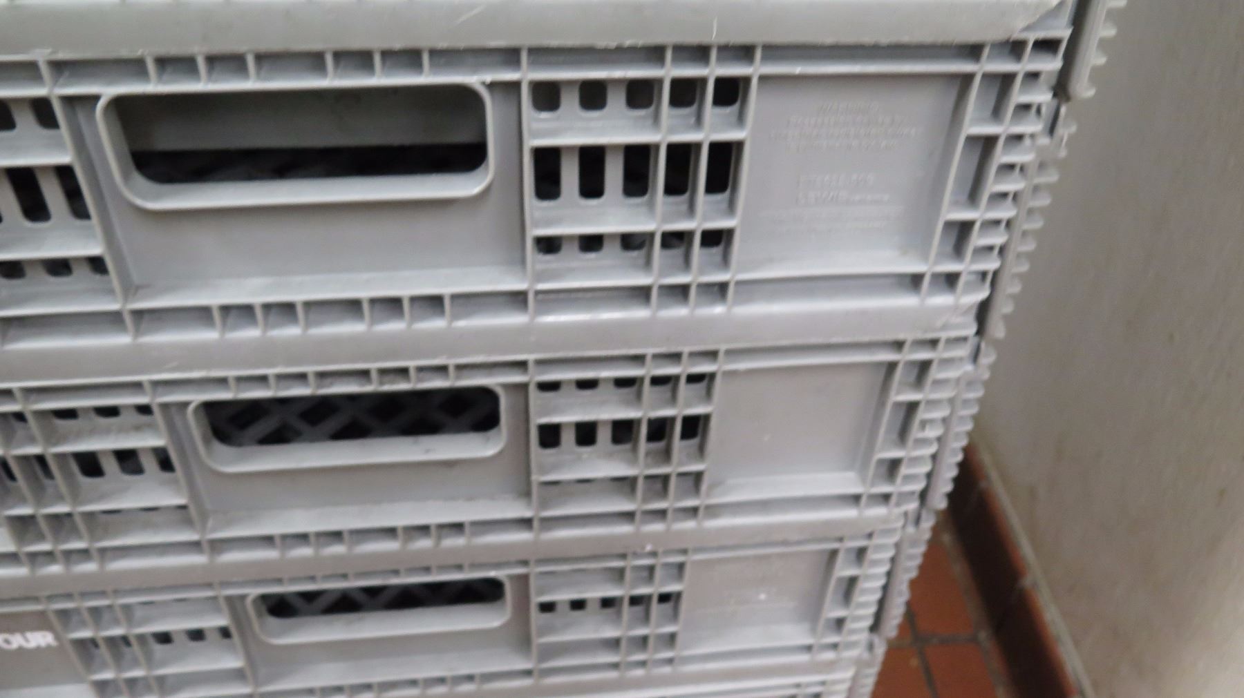 Qty 9 La Tour Stackable Drying Racks w/Transport Dolly - Oahu Auctions