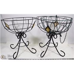 LOT OF PLANTERS INCL. 2 MATCHING IRON AND HANGING
