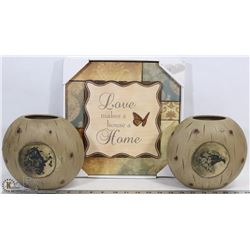 2 DECORATIVE VASES WITH DECORATIVE PLAQUES