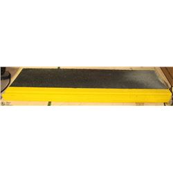 BLACK AND YELLOW SAFE STEP ABRASIVE COVER