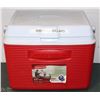 Image 1 : 22.7L RED RUBBERMAID COOLER, FITS 30 CANS