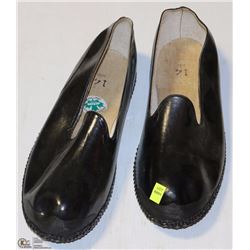 SIZE 14 ACTON RUBBER NONSLIP SLIPPER STYLE OVER