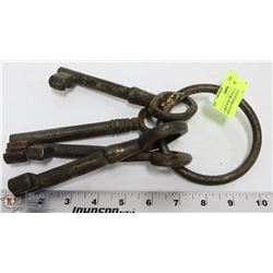 LARGE RING WITH 4 LARGE VINTAGE SKELETON KEYS
