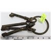 Image 1 : LARGE RING WITH 4 LARGE VINTAGE SKELETON KEYS