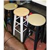 Image 1 : 3 ASSORTED STOOLS