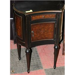 ENTRANCE TABLE 22W X 30T X 14D