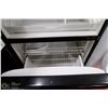Image 4 : LARGE AMANA REFRIGERATOR WITH BOTTOM DRAWER