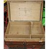 Image 2 : HUGE ANTIQUE WOODSTEAMER TRUNK WITH