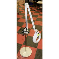 STANDING ELECTRIC MAGINIFIER (WORKS)