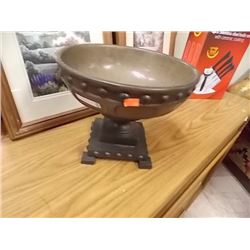 CERAMIC BOWL ON PEDESTAL
