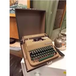 VINTAGE UNDERWOOD TYPERWRITER