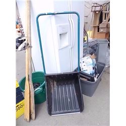 SCOOP SHOVEL