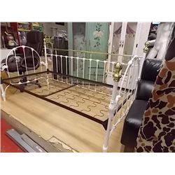 WHITE & GOLD METAL PRINCESS DAY BED - SINGLE (39")